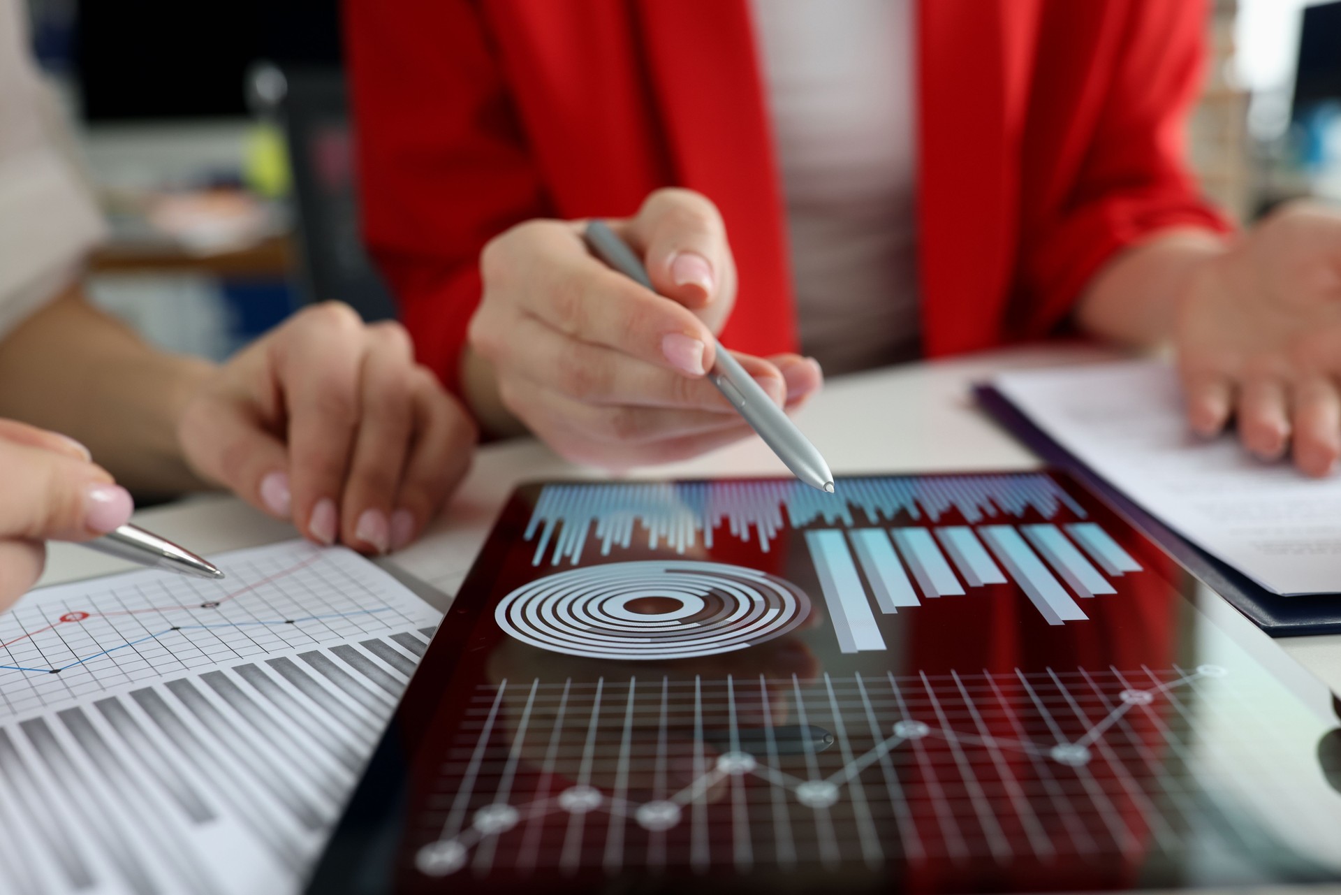 Mujeres de negocios estudiando gráficos y diagramas en el cierre de tabletas digitales