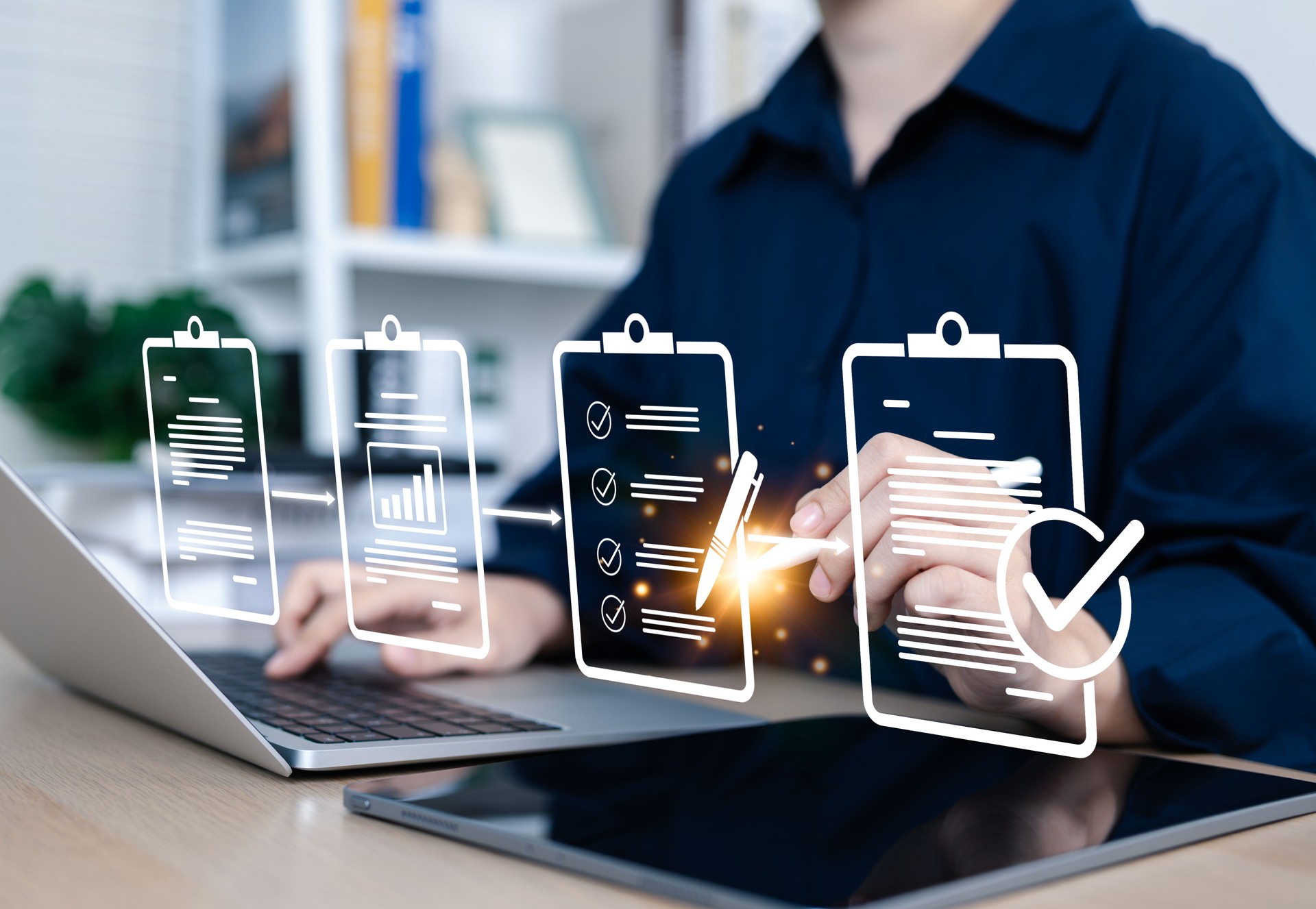 Revisión de documentos y proceso de control de calidad. Mujer usando computadora portátil, revisión de documentos e íconos de proceso de control de calidad, verificación de lista de verificación, aprobación, seguimiento de rendimiento, control de ca