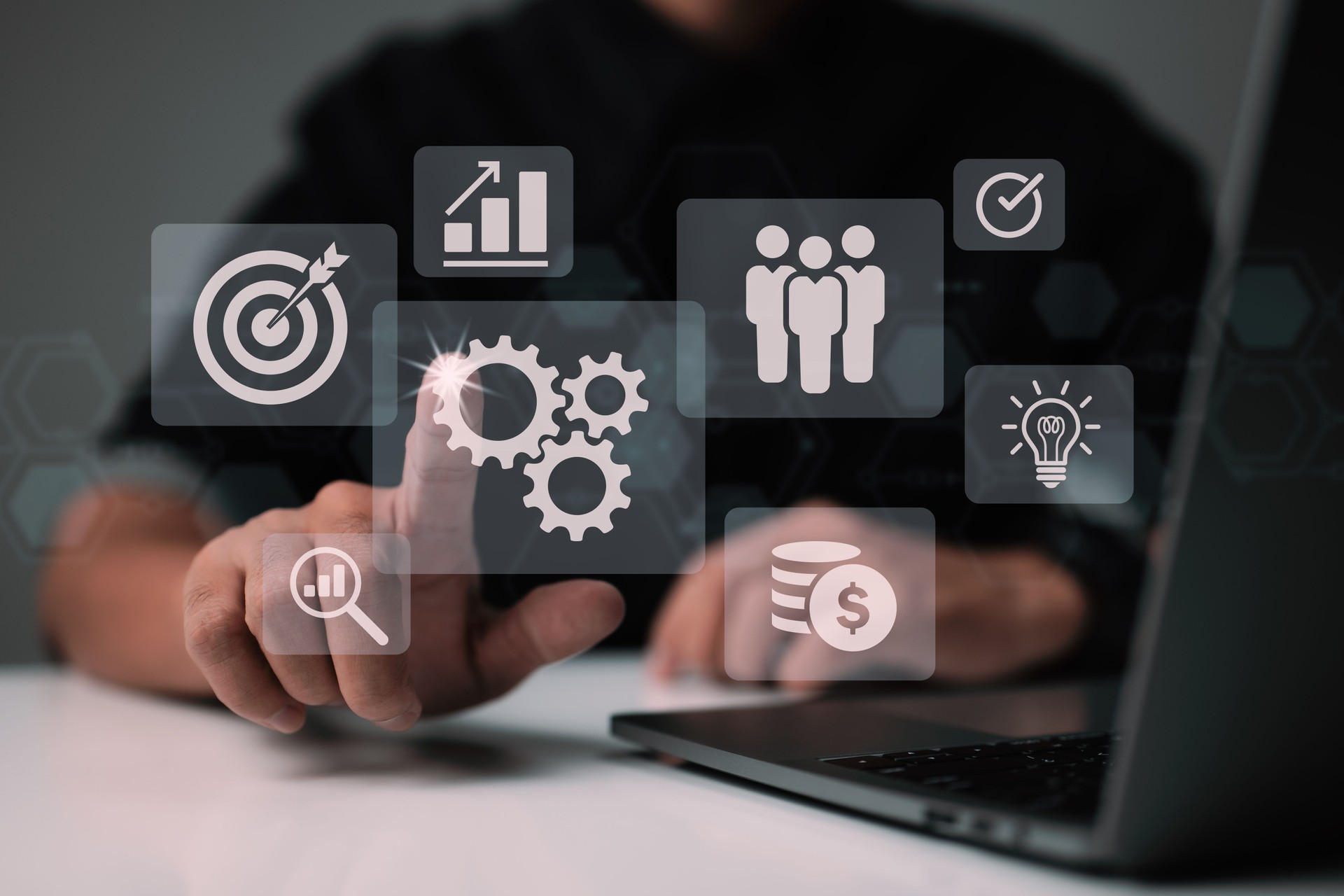 Un hombre de negocios está trabajando en una pantalla de innovación virtual, que se utiliza para la gestión de operaciones, procesos comerciales y resolución de problemas, flujo de trabajo y control de alta calidad.