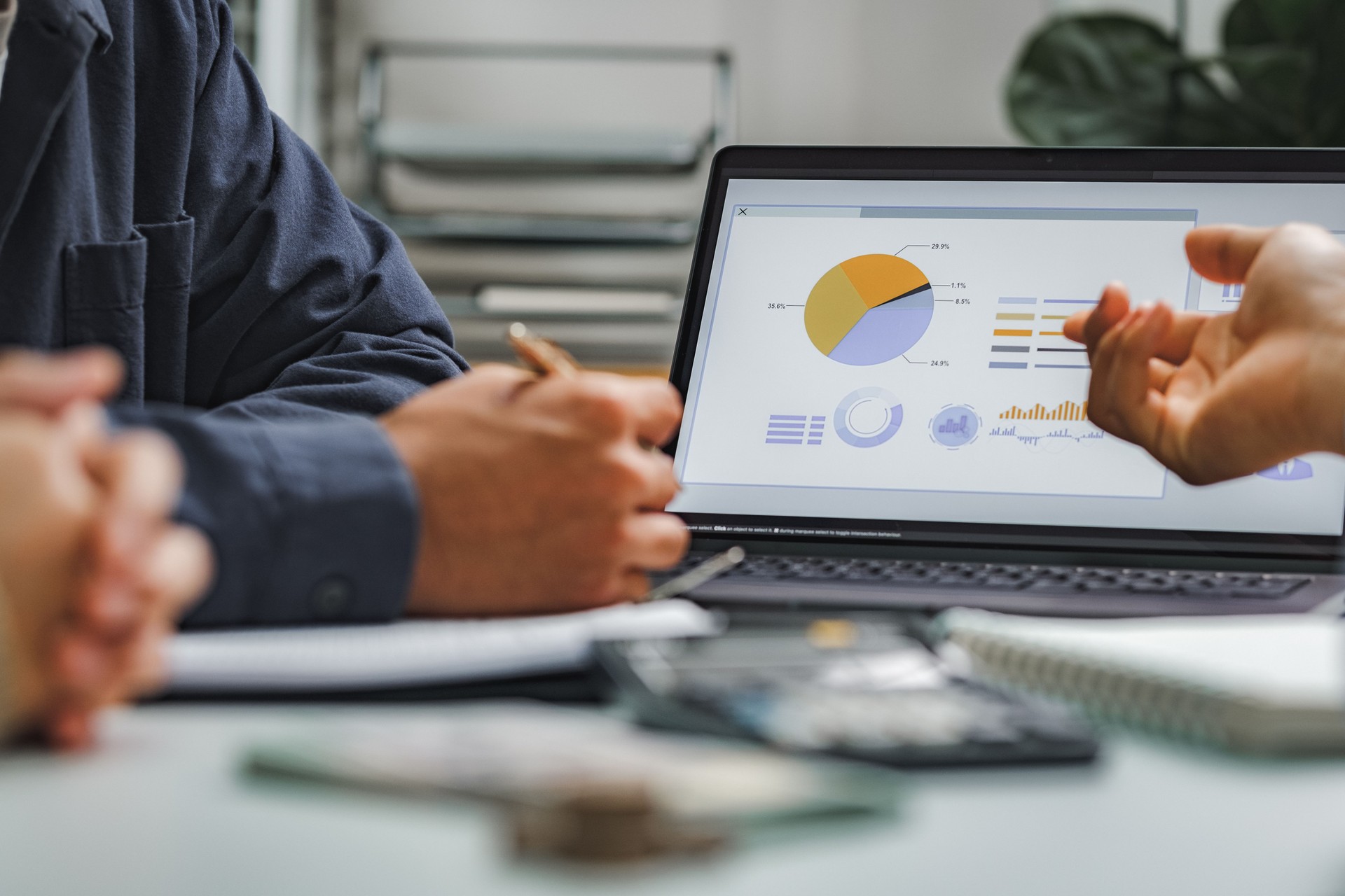Profesionales de negocios que analizan los datos de ventas en la pantalla de la computadora con tablas y gráficos para la planificación estratégica y la evaluación del rendimiento.