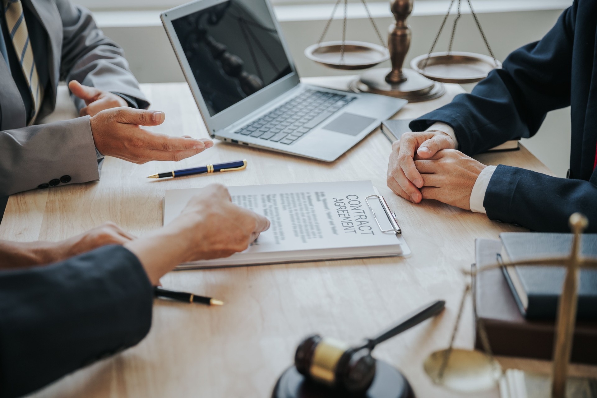 Empresarios y abogados discuten los documentos contractuales. Firmar un contrato comercial.